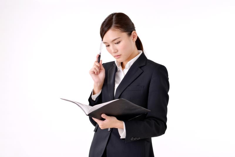 履歴書の内容を考える看護師